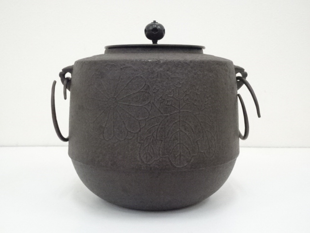  菊地政光造　菊桐紋肩衝釜（共箱）